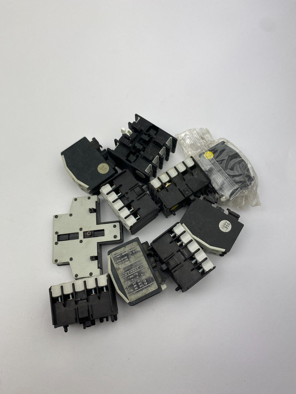 POSTEN...EATON 22DIL EM+22DIL E/XTMCX+MOELLER 11 DIL EM+31 DIL M+...