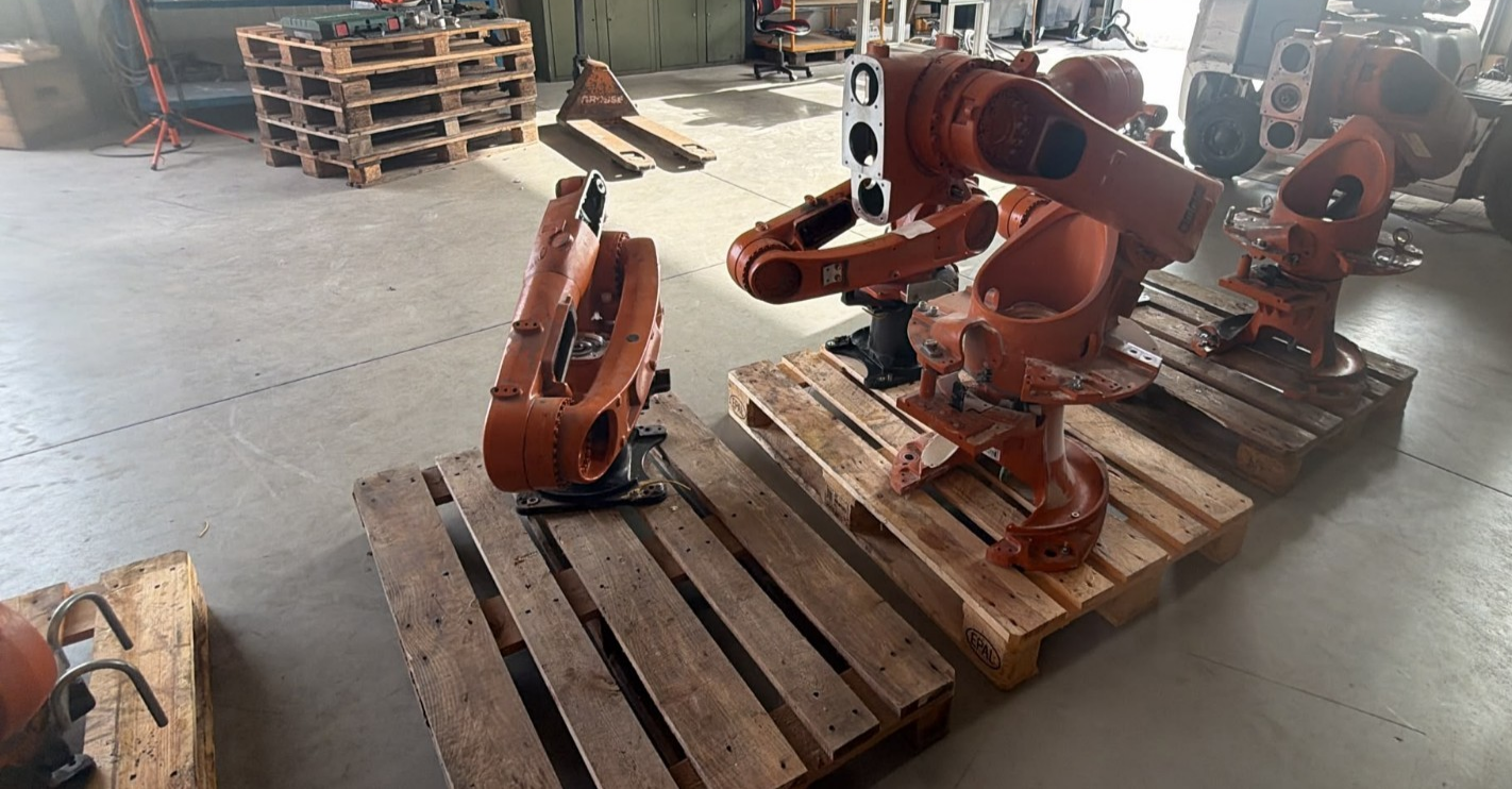 Posten KUKA Roboterarme KR10 und VKR 16 ausgeschlachtet ohne Motoren und Kabel