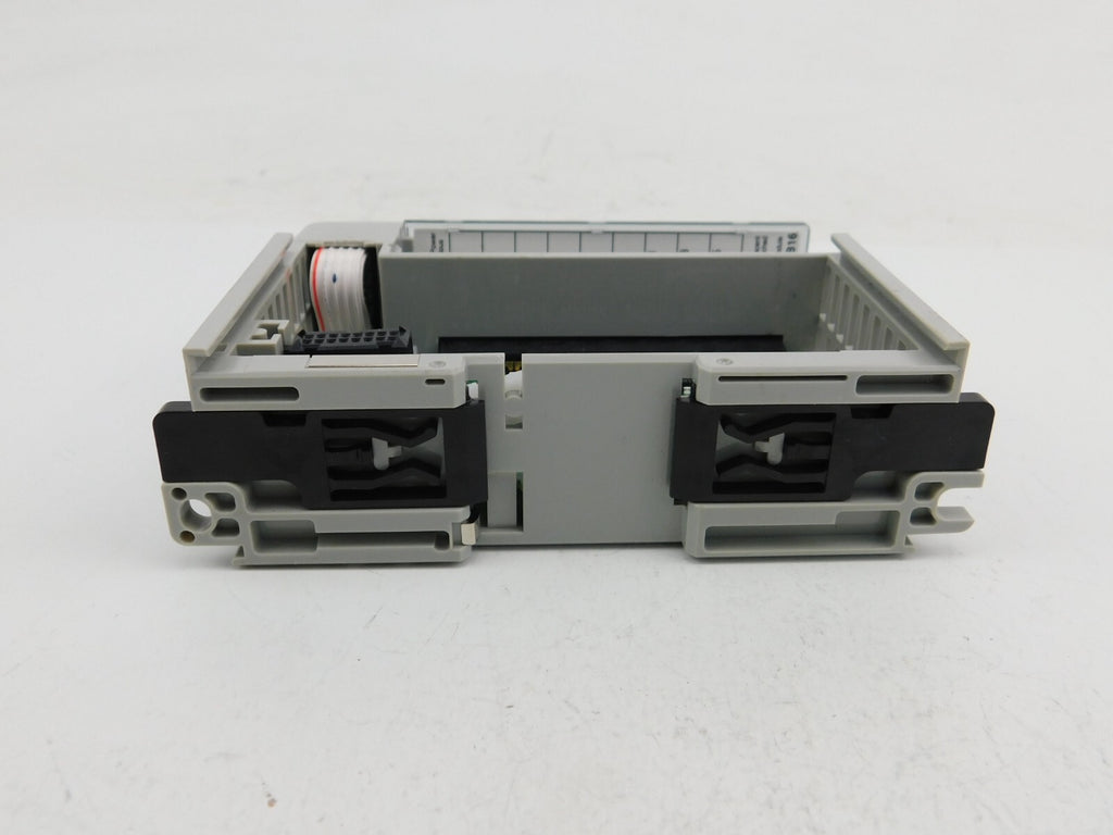 ALLEN BRADLEY  Compact I/O 16 PT 20.4-26.4 VDC SOURCING OUTPUT MODULE 1769-OB16