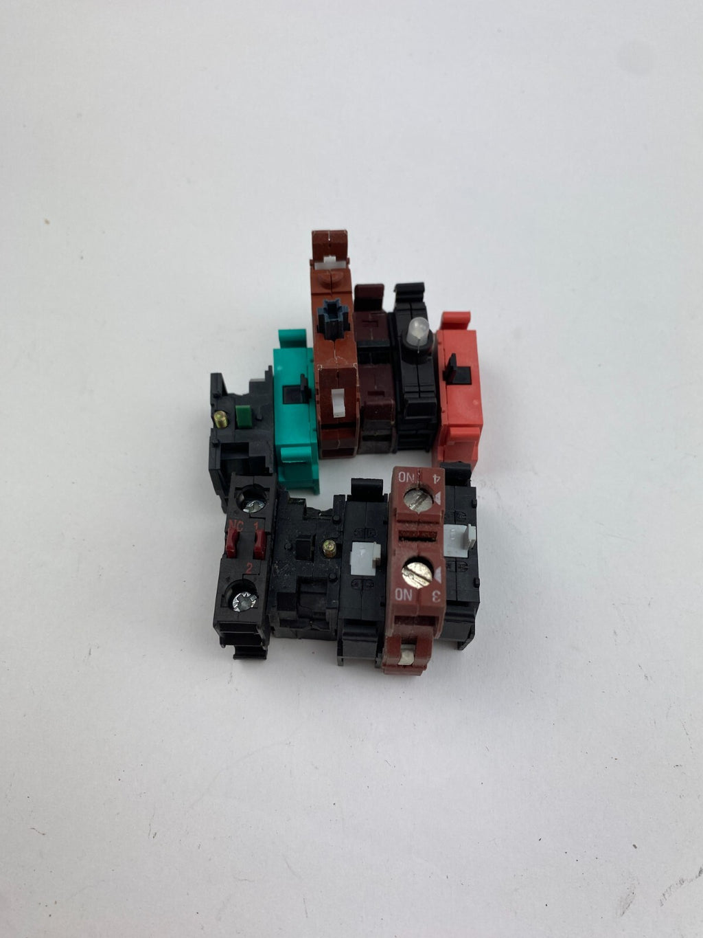 POSTEN ..SIEMENS 3SB14 00-0A+Telemecanique ZB2-BE101+MOELLER M22-KC01+...