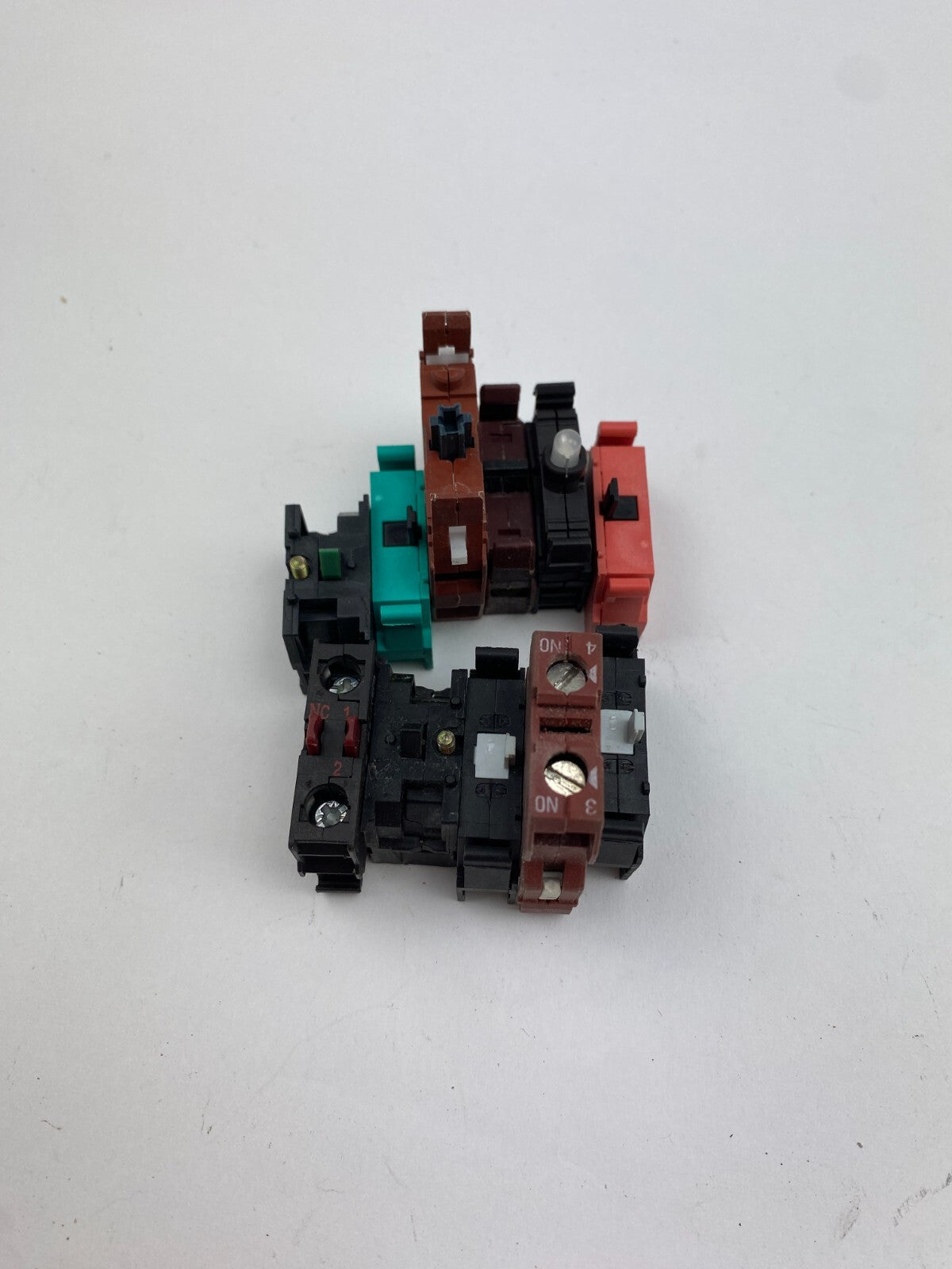 POSTEN ..SIEMENS 3SB14 00-0A+Telemecanique ZB2-BE101+MOELLER M22-KC01+...