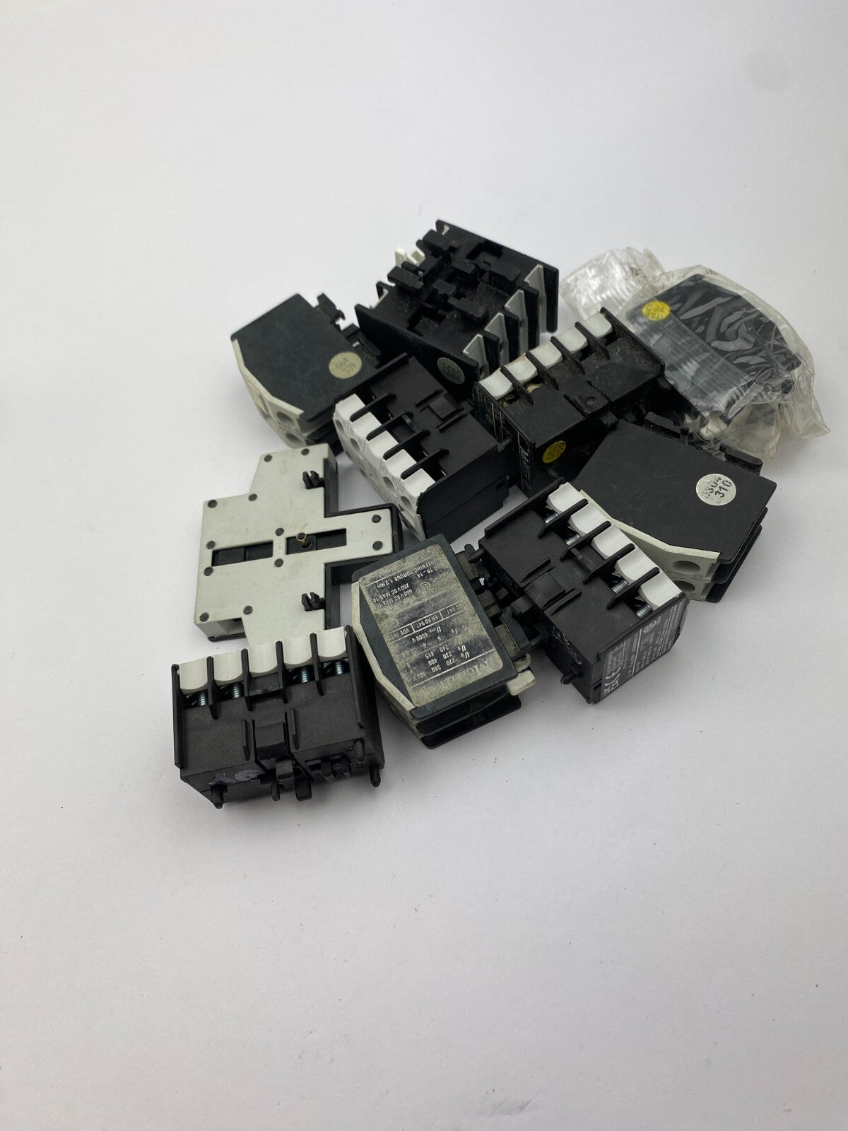 POSTEN...EATON 22DIL EM+22DIL E/XTMCX+MOELLER 11 DIL EM+31 DIL M+...