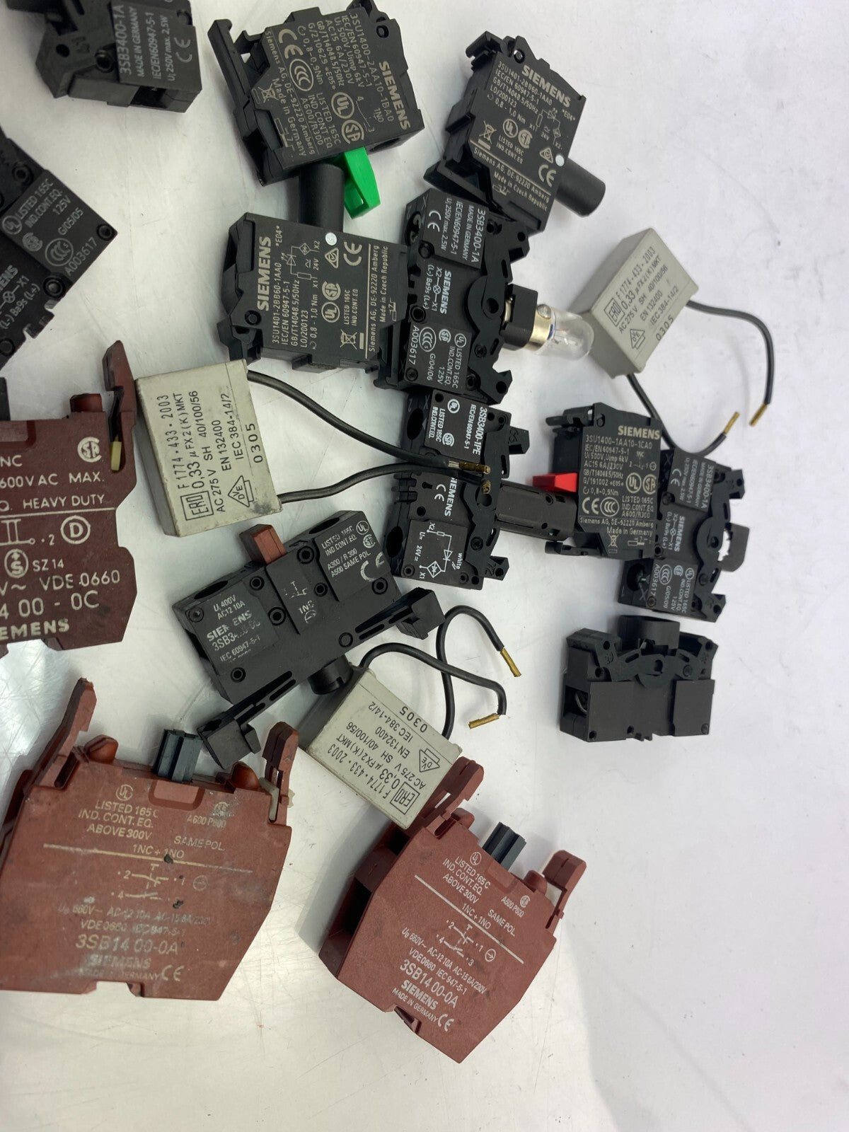 POSTEN..SIEMENS 3SU1401-2BB60-1AA0+ 3SB1400-0C+....
