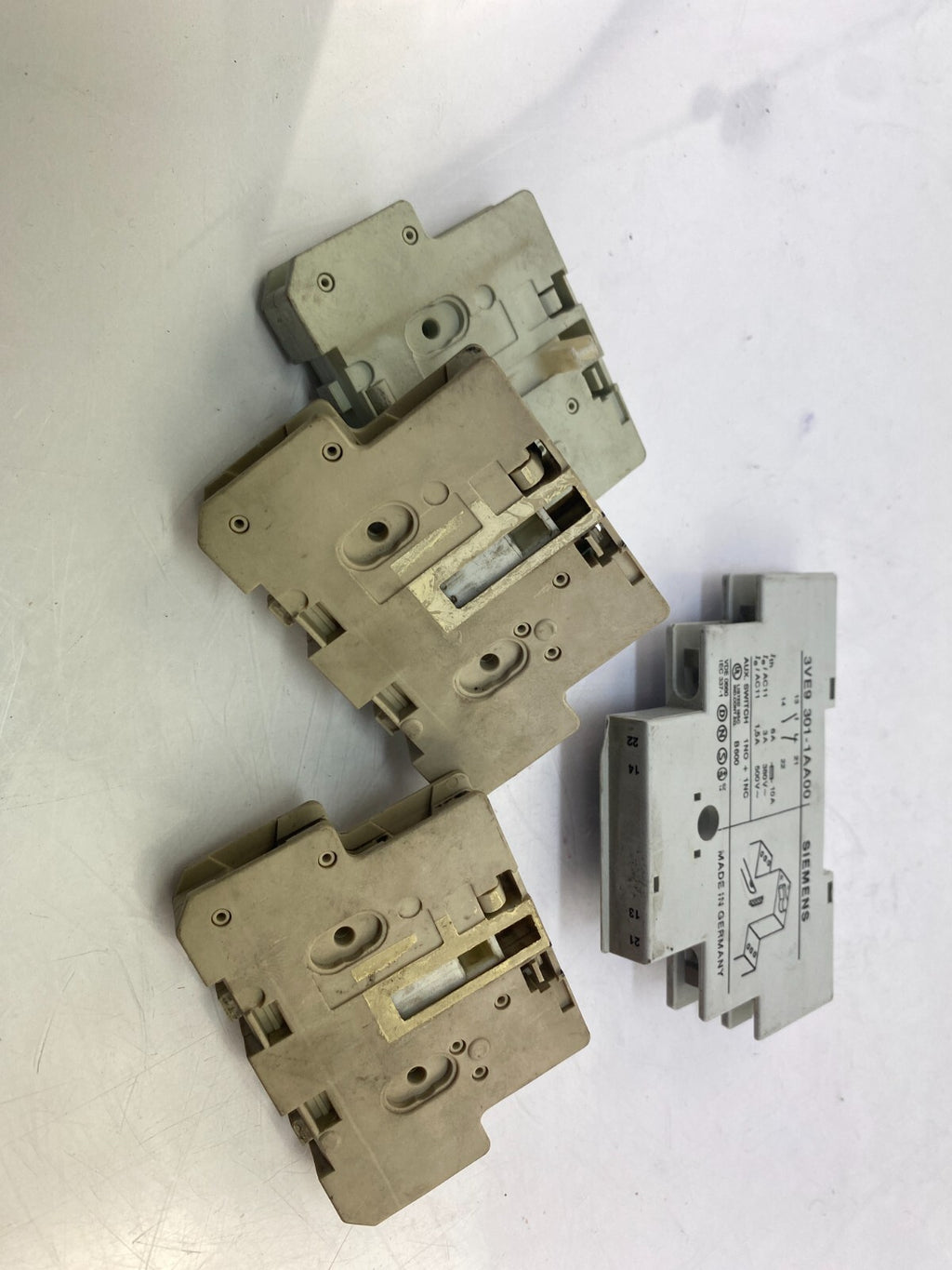 POSTEN..SIEMENS 3VE9 301-1AA00+ 3TY7 561-1A