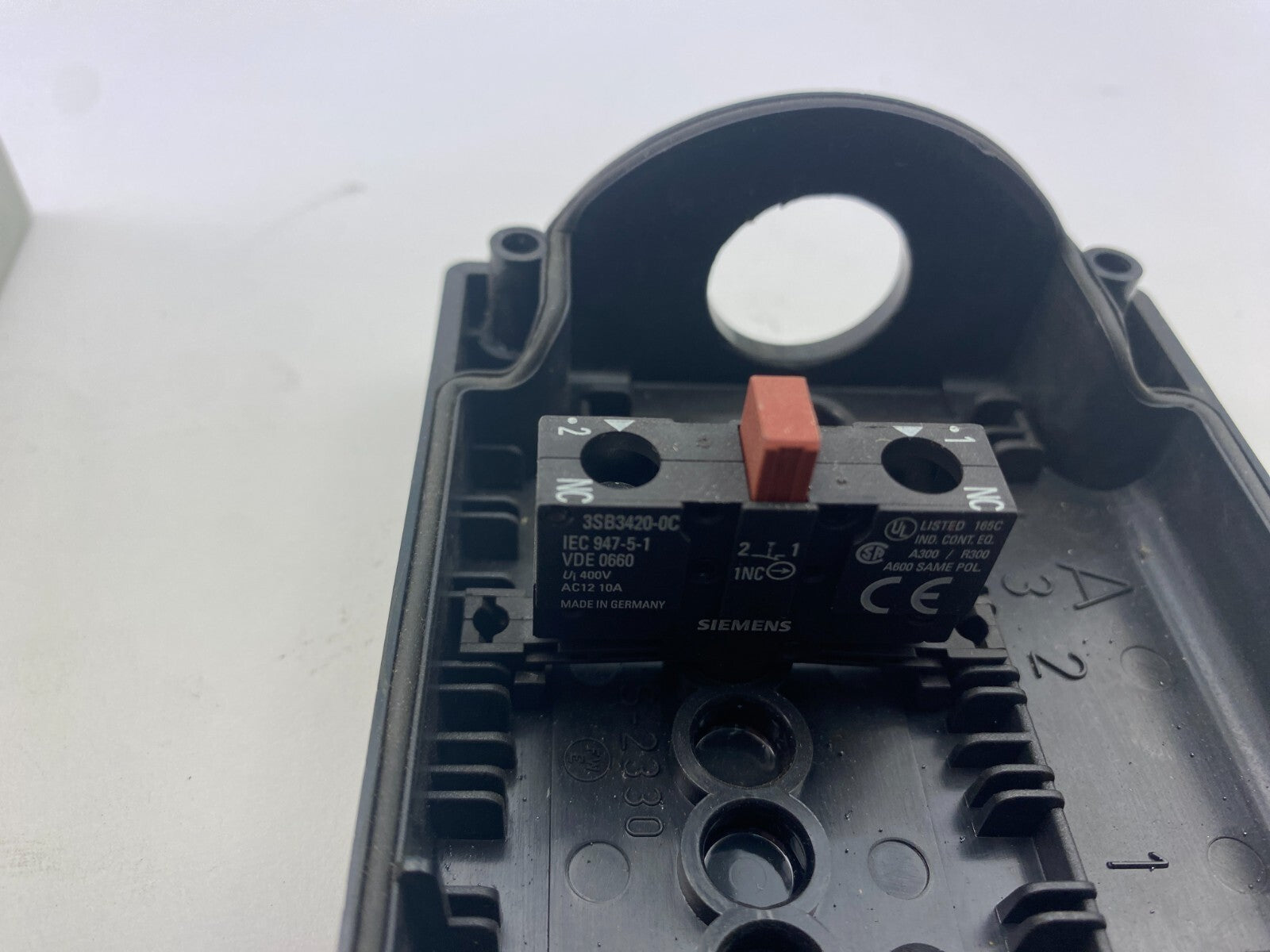 SIEMENS ENCLOSURE TYPE 1,3,4,4X,12+SIEMENS 3SB3420-1A