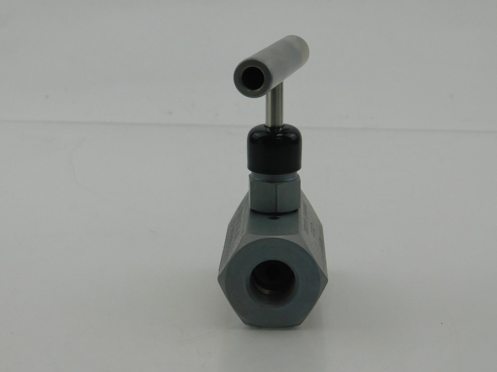 ENERPAC V-82 3/8 " NPT F/F NEEDLE VALVE 01318AF