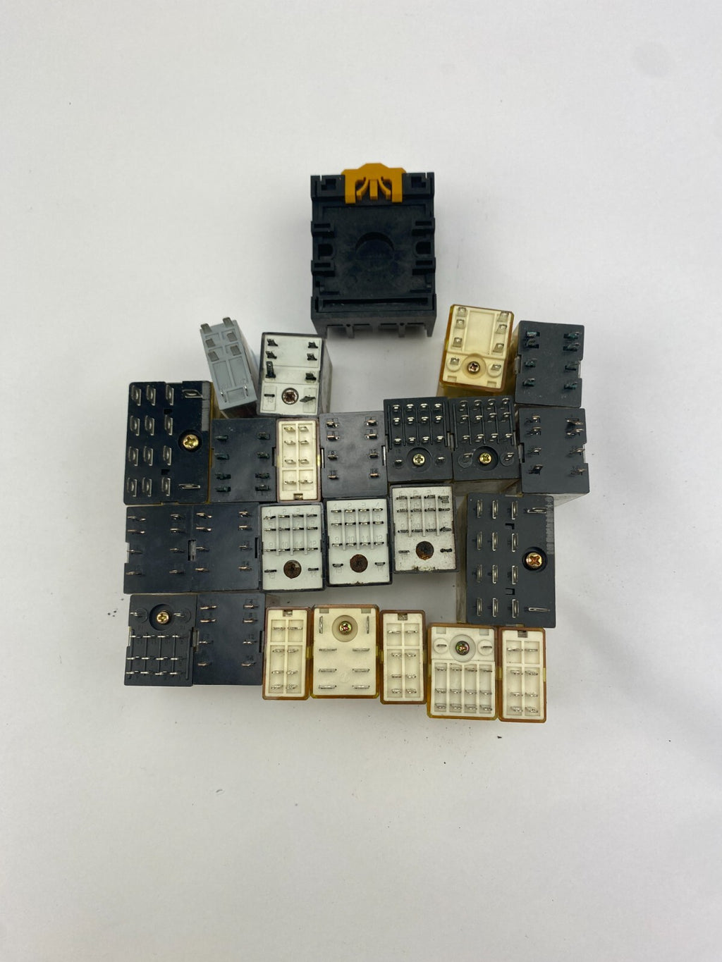 POSTEN...OMRON MY2N +LY4+MY2IN + idec RY2S+RM2S+ Finder 55.32.8.024.0040+...