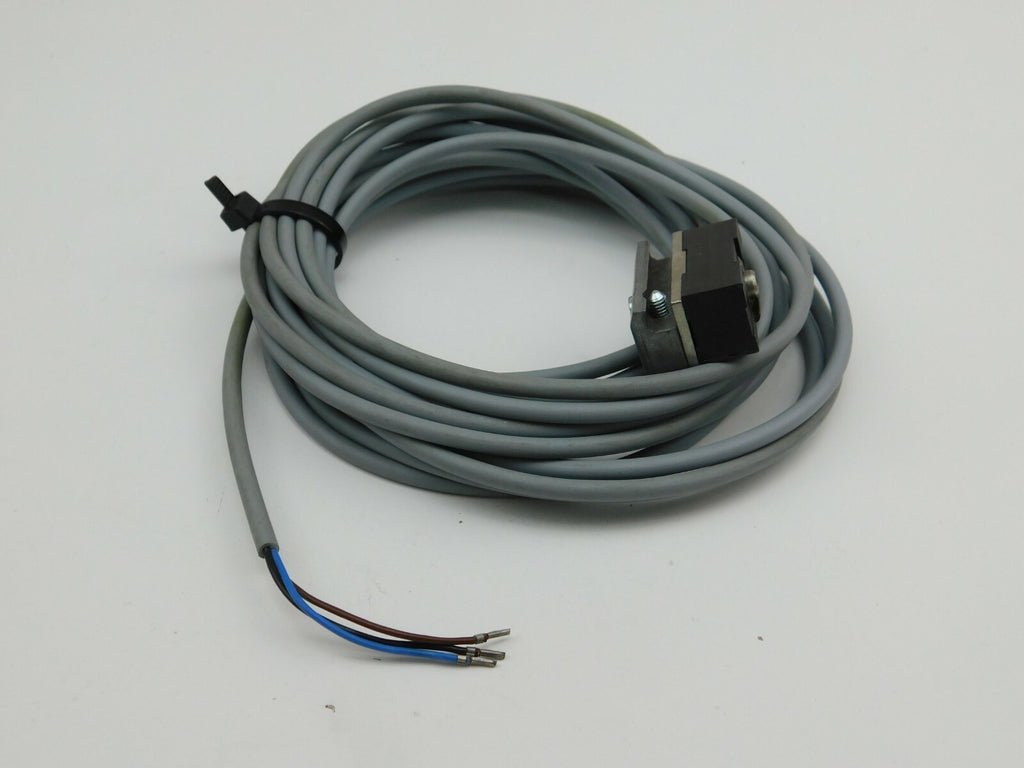 FESTO Näherungsschalter  SMEO-1-LED-24-K5 B 12..27V=/1A/27W  151672 Ca.4 Meter