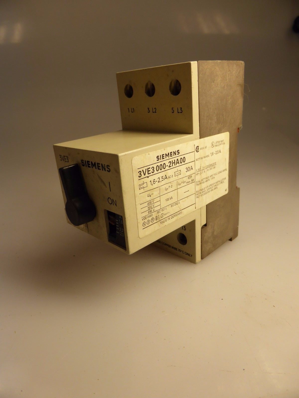 SIEMENS   3VE 3000-2HA00
