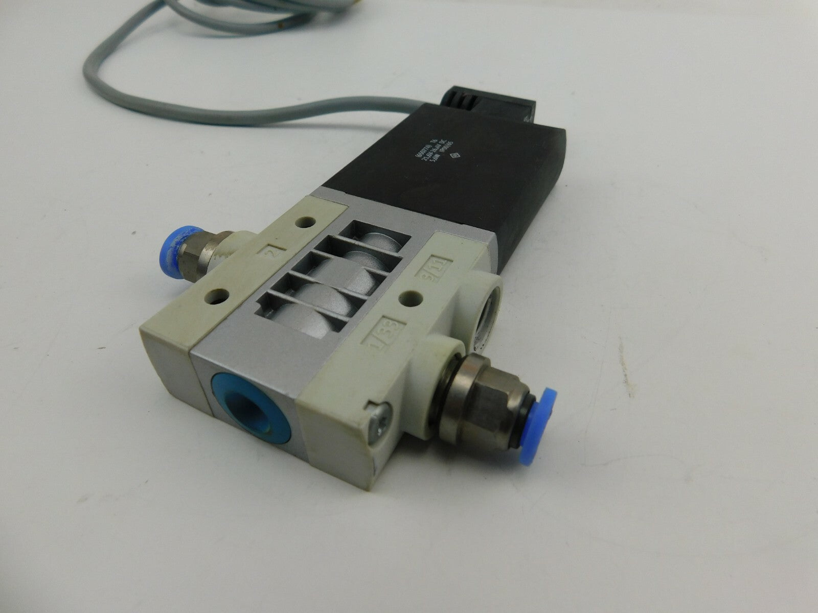 FESTO 151688 KMEB-1-24-2.5LED T913 FESTO MHE4-M1H-3/2G 1/4 525186 TN02